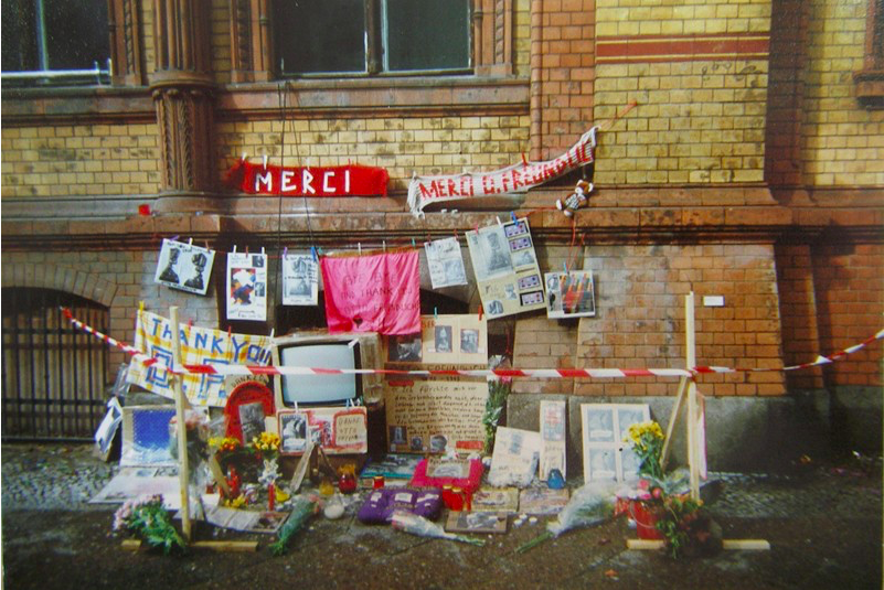 허쉬혼(Hirschhorn), 〈오토 프룬디치 제단 Otto Freundlich altar〉, 《베를린 비엔날레》, 1998. ©바바라 글래드스톤 갤러리, 뉴욕.